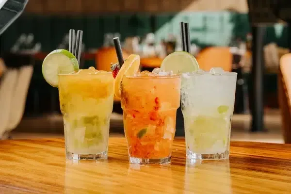 Cócteles clásicos y tropicales preparados al momento · Churrasquería Rodeo Grill