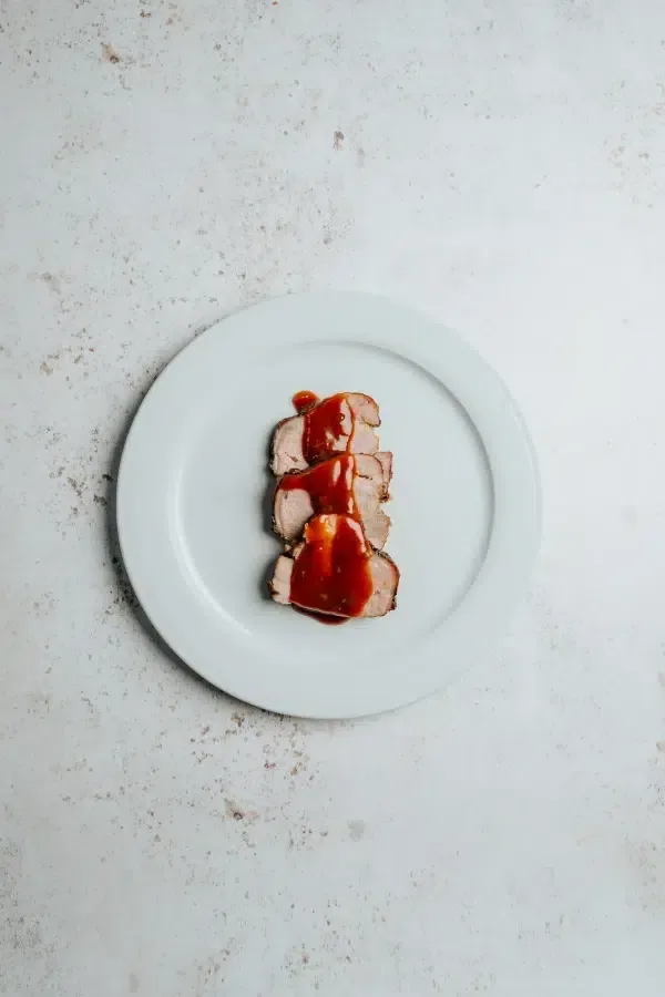 Lomo de cerdo con salsa barbacoa · Churrasquería Rodeo Grill