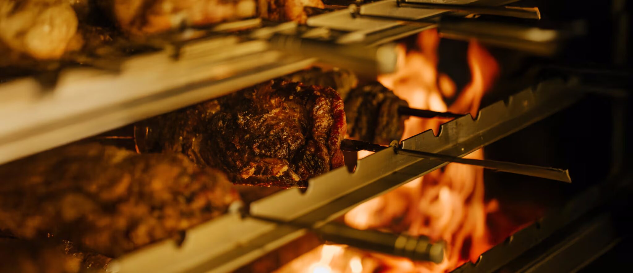 Carnes de Rodeo Grill asándose sobre las llamas de la parrilla